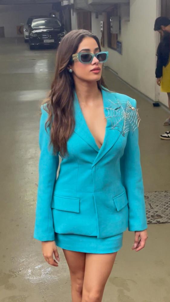 jhanvi-kapoor-snapped-effortlessly-chic-as-always